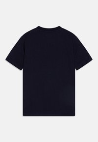 Camiseta de algodón azul marino de mangas cortas, con cuello redondo y una textura suave. La vista trasera muestra un diseño limpio y minimalista.