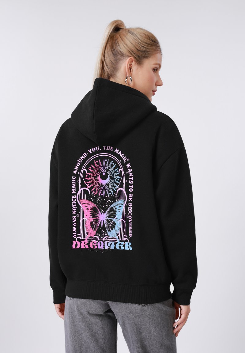 Sweat à capuche noir avec cordon de serrage. Le dos présente un graphisme coloré avec un soleil, une lune, un papillon et du texte. Tissu doux, coupe décontractée.