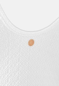 Witte getextureerde top met een geometrisch patroon, voorzien van een ronde halslijn en een klein logo-accent in koperkleur.