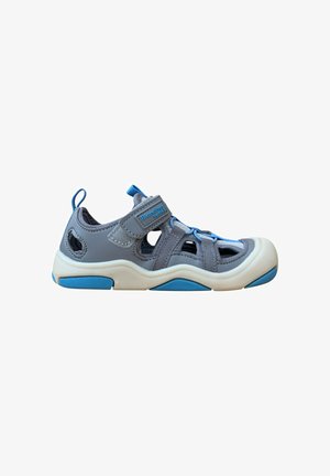 Sandalia infantil gris y azul con puntera cerrada, correa ajustable y cortes transpirables, diseñada para uso exterior.