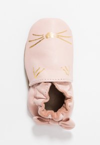 Rosa lærbaby sko med rund tå, gull whisker-design og samlet elastikk ved anklene for sikker passform. Myk såle for komfort.