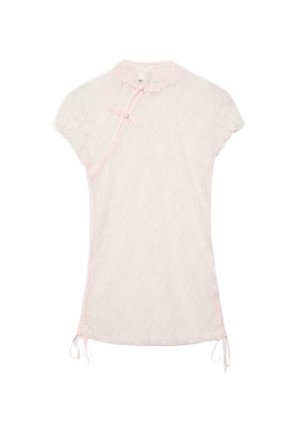 Svjetloružičasta haljina cheongsam kratkih rukava s čipkastom teksturom, mandarinskim ovratnikom, kopčanjem u obliku žabica i vezicama sa strane na rubu.