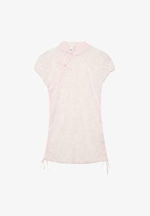 Svjetloružičasta haljina cheongsam kratkih rukava s čipkastom teksturom, mandarinskim ovratnikom, kopčanjem u obliku žabica i vezicama sa strane na rubu.