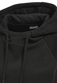 Svart huva med dragsko, tillverkad av mjukt tyg. Har en stor huva och rundad halsringning, med en etikett som visar varumärket.