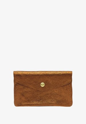 Pochette en cuir couleur cuivre avec une finition texturée, rabat plié et un fermoir à pression doré pour une fermeture sécurisée.