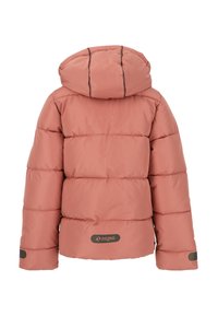 Puffet lyserød jakke med hætte, med kviltet design, sorte detaljer på ærmerne og et mærke nederst. Blød, glat tekstur.