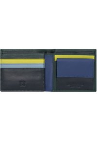 Billetera bifold de cuero verde oscuro con múltiples ranuras para tarjetas en amarillo, azul y azul claro. Presenta una textura suave y un branding sutil.