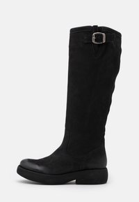 Bottes noires montant jusqu'aux genoux en daim texturé avec un bout en cuir lisse. Dotées d'une boucle latérale et d'un talon bloc épais.