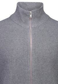 Gråstickad pullover med höga krage, med en framdragkedja och texturerad tyg, som erbjuder en avslappnad och figurnära design.
