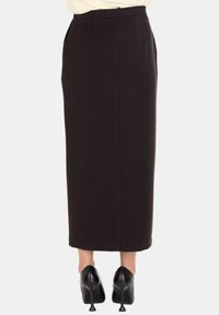 Gonna nera a matita con vita alta, taglio dritto e due tasche laterali. Realizzata in tessuto liscio, arriva sotto il ginocchio.