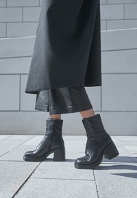Vagabond Botines con cordones - black