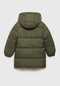 Gestepptes, gefüttertes Jacke mit Kapuze in Olivgrün. Gestepptes Design mit horizontalen Abschnitten, elastischen Bündchen und einer rundlichen Kapuze. Glatte Textur.