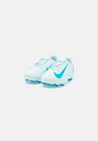 Bijele nogometne kopačke s teksturiranom površinom, plavim Nike logotipom i kontrastnim plavim kramponima na potplatu. Dizajn s vezicama i niska silueta.