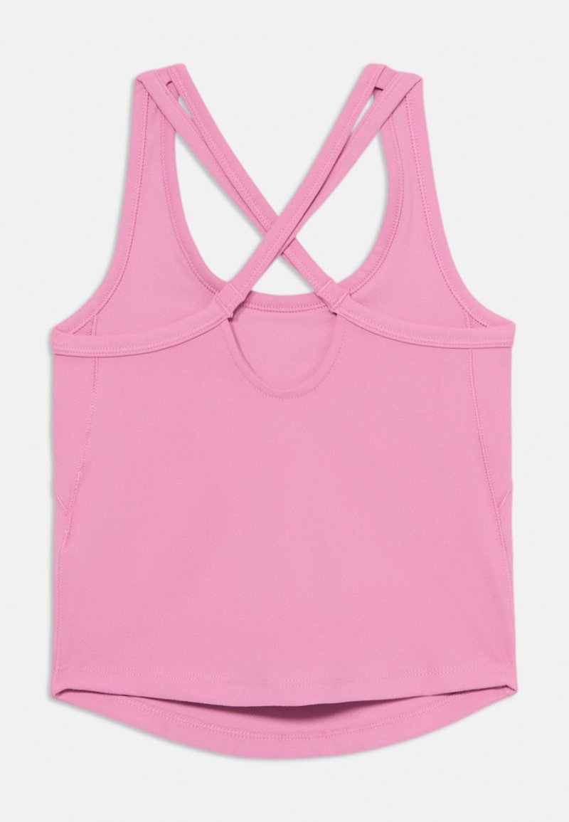 Jasnoróżowy top sportowy z krzyżującymi się ramiączkami z tyłu, okrągłym dekoltem oraz miękkim, elastycznym materiałem z płaskimi szwami.