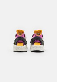 Nike Sportswear AIR HUARACHE UNISEX - Sapatilhas - light bone/university gold/black/lethal pink