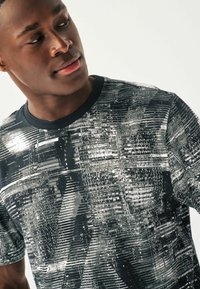 Next ACTIVE TIE DYE - Nyomott mintás póló - black white
