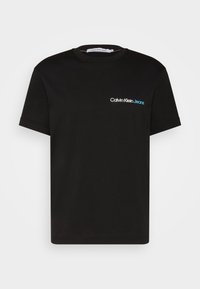 Černé bavlněné tričko s krátkým rukávem, kulatým výstřihem a malým bílým a modrým logem Calvin Klein Jeans na levé straně hrudi.