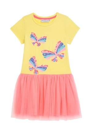 Gelbes Kleid mit kurzen Ärmeln, verziert mit bunten Schmetterlingsmustern. Der Rock besteht aus weichem, rosa Tüll, der Textur und Volumen verleiht.