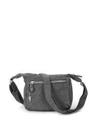 Grijze stoffen schoudertas met een verstelbare band, een ritsvak aan de voorkant en een decoratieve hanger. Heeft een zachte textuur en een rechthoekige vorm.