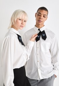 Sister Jane LILIAN TIE SHIRT UNISEX - Krekls - white