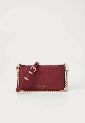 Borsa a tracolla in pelle bordeaux con finitura texturizzata, hardware dorato e tracolla regolabile. Presenta un accento a catena e un display del logo.