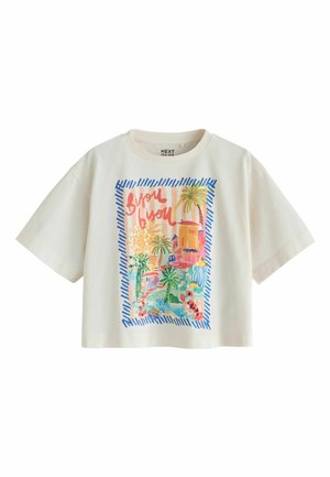 Weißes kurzärmliges, kurz geschnittenes T-Shirt mit buntem tropischem Print, der Palmen, Gebäude und roten Text mit der Aufschrift "Bisou bisou" zeigt, eingerahmt von blauen Streifen.