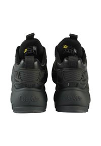 Mustad nahast tennisekad, millel on tekstureeritud disain, pehmendatud kaelus ja kummist tallad, mille taga on "Buffalo" logo.