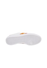 Suola di sneaker bianca con una superficie in gomma texturizzata. Presenta un accento arancione vicino alla parte superiore, con motivi circolari per la presa.