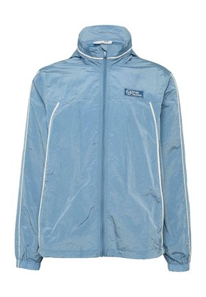 Lichtblauwe windbreakerjas met witte accenten, volledige frontrits, hoge kraag, elastische manchetten en een logo op de linkerborst.