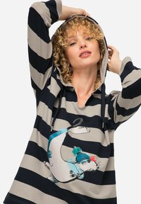 Felpa con cappuccio a righe in beige e blu navy, con una grafica di un animale giocoso. Realizzata in tessuto morbido con una vestibilità comoda.