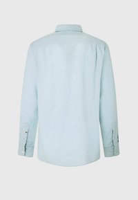 Camicia azzurra chiara con colletto e maniche lunghe, dotata di polsini con bottone e tessuto testurizzato. La vista posteriore mostra delle pences vicino alle spalle e un orlo arrotondato.