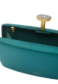 Turkos satinklutch med ett guldfäste och marmoraccent. Interiör klädd i matchande tyg, med en enkel, rektangulär form.