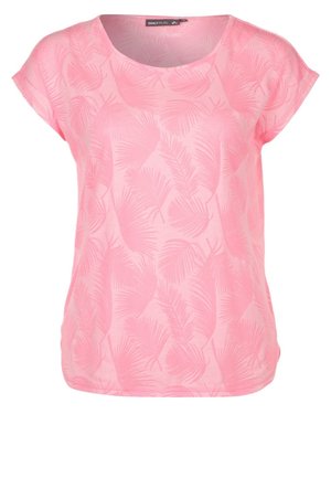 Różowa bluzka z krótkim rękawem z delikatnym wzorem palmowych liści, okrągłym dekoltem i lekko luźnym krojem.