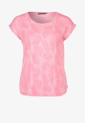Blusa rosa de manga corta con sutil patrón de hojas de palma, escote redondo y ajuste ligeramente holgado.