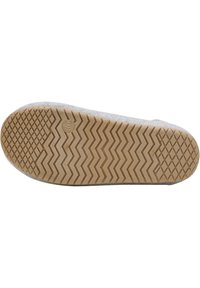 Grå skosula med ett texturerat zigzag-mönster, med en beige gummisula. Rund form och platt design för grepp.