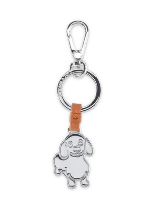Charm portachiavi a forma di cane in argento attaccato a un anello diviso in metallo e a un gancio con un piccolo cinturino in pelle beige.