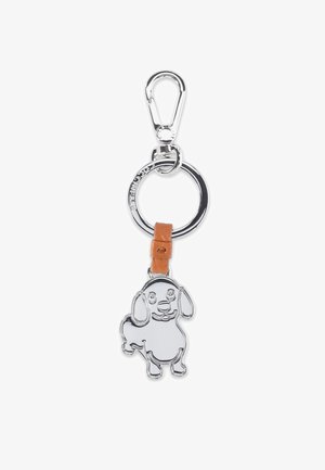 Charm portachiavi a forma di cane in argento attaccato a un anello diviso in metallo e a un gancio con un piccolo cinturino in pelle beige.