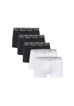Cinque paia di boxer da uomo, tre neri e due bianchi, ciascuno con un elastico in vita grigio con il logo del marchio FILA in bianco.