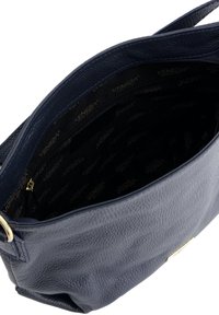 Navy blue torba skórzana z teksturowaną powierzchnią, z wnętrzem zapinanym na zamek i wyściełaniem z wzorem "VENEZIA".