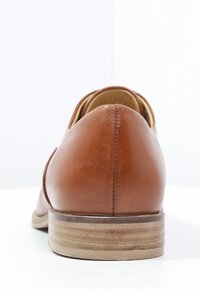 KIOMI Stringate - tan