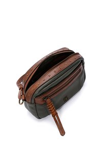 Sac en cuir vert avec des accents en cuir marron et des détails cloutés. Comprend deux compartiments zippés et une tirette en cuir tressé.