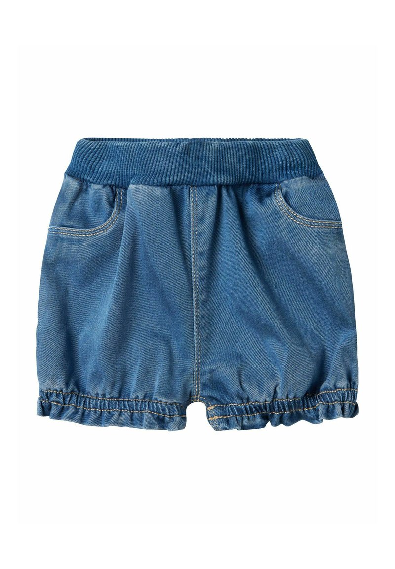 Pantalones cortos de denim con una cinturilla elástica de canalé, dos bolsillos frontales y un dobladillo con volantes. Textura suave en un lavado azul medio.
