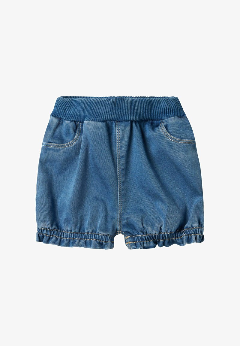 Denim shorts dengan pinggang elastis bertekstur ribbed, dua saku depan, dan garis bawah bergelombang. Tekstur lembut dalam warna biru sedang.