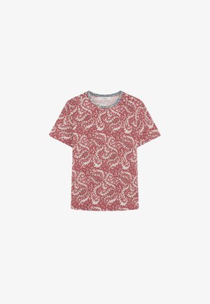 T-shirt à manches courtes avec col rond, orné d'un motif floral paisley rouge et blanc complexe et d'un liseré bleu clair autour de l'encolure.