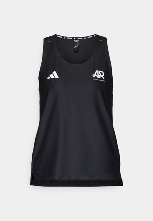 Svart atletisk singlet laget av pustende stoff. Har rund hals, normal passform og hvit Adidas-logo på forsiden.