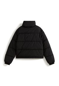 Svart puffjacka med en kort design, som har hög krage, elastiska ärmslut och rektangulära quiltade paneler för isolering.