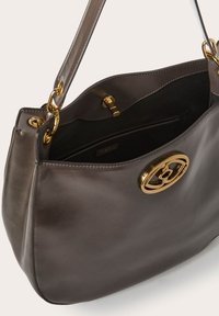 Borsa a spalla in pelle marrone scuro con dettagli in oro, caratterizzata da una forma strutturata, manico superiore e una tasca interna.
