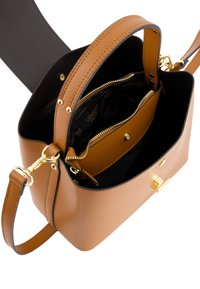 Braune Lederhandtasche mit strukturierter Form, goldenen Beschlägen und doppelten Griffen. Verfügt über ein Reißverschluss-Innenfach und ein gestepptes Logo-Futter.