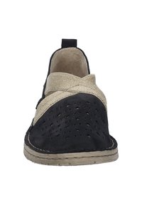 Schwarzer Wildlederschuh zum Hineinschlüpfen mit beige Stoffakzenten, perforiertem Design an der Vorderseite und einer strukturierten Sohle. Verfügt über eine Zuglasche hinten.