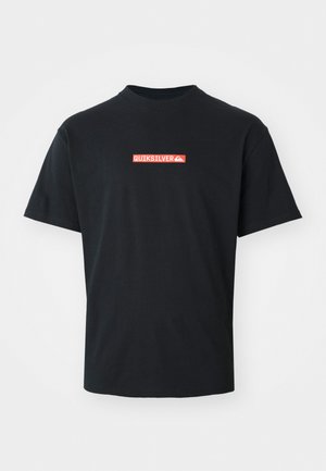 Must mustaheline t-särk lühikeste varrukatega, millel on rindkeres keskel punane ja valge Quiksilveri logo, esitatud lihtsal valgel taustal.